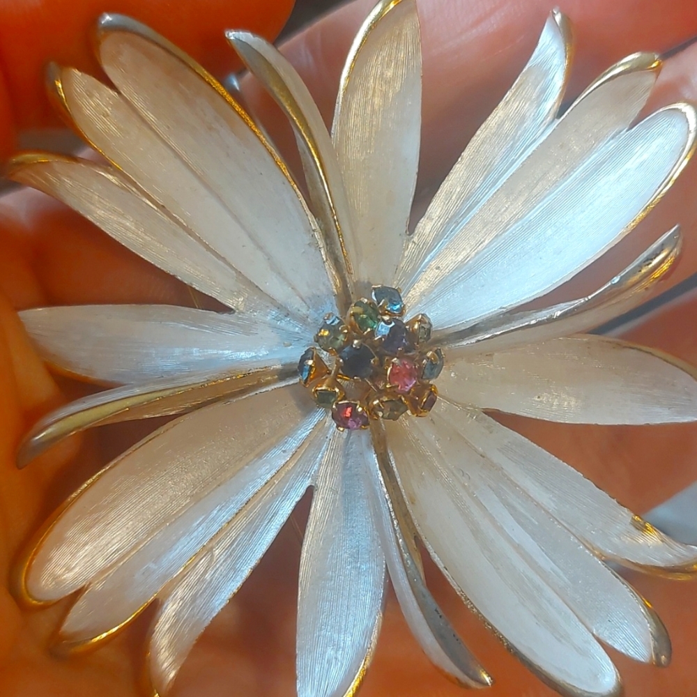 Park lane?! Big white flower brooch 2 uranium rhinestones